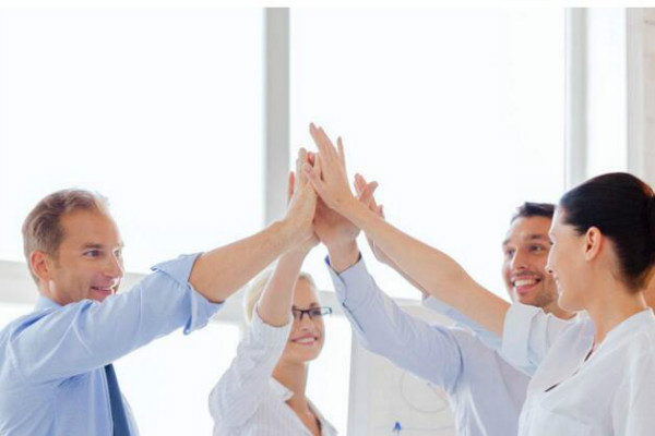 �����Ƶ�Ӫ���Ŷ���־�ں�