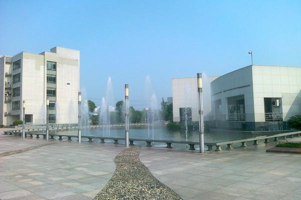 Сѧ��У԰һ�ǵ�����300��