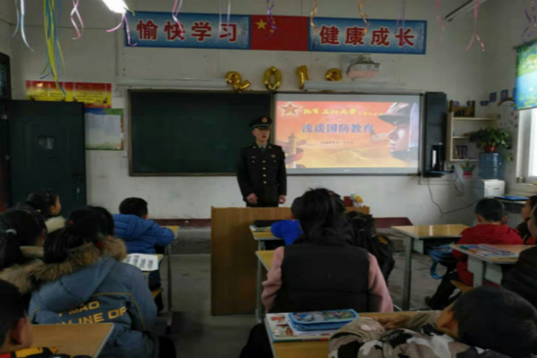 来自军校开云kaiyun(中国)员的开开云kaiyun(中国)第一课：送给昔日母校的开开云kaiyun(中国)“礼物”