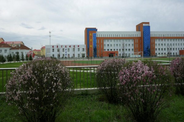 Сѧ�������е�У԰�羰������300��